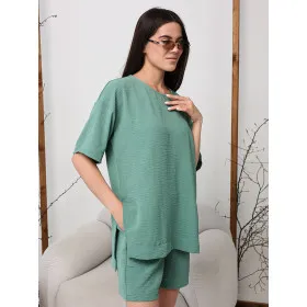 Костюм з футболкою та шортами